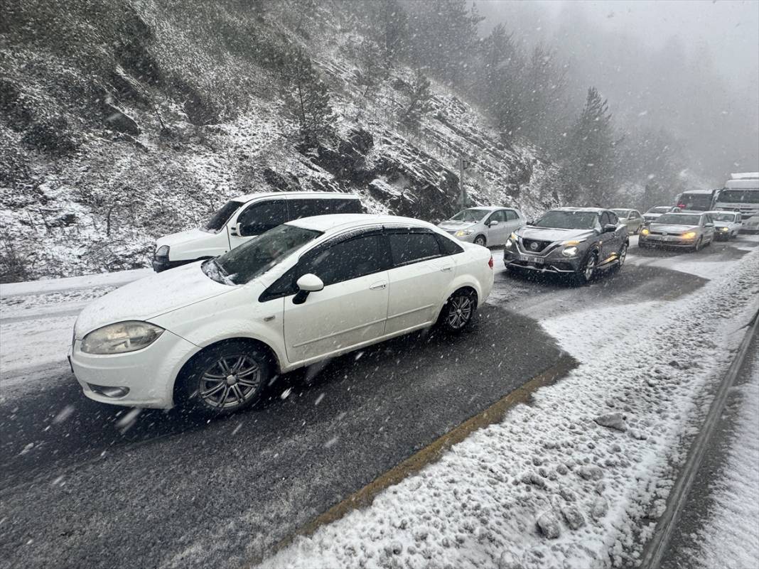 Beklenen kar yağışı başladı, trafik aksıyor 1